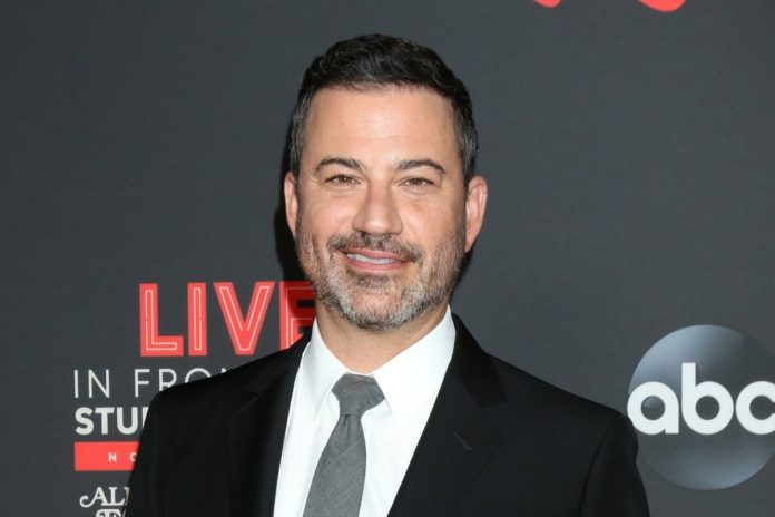 Jimmy Kimmel: Corona-Infektion zwingt ihn zu Podcast-Pause TV-Moderator Jimmy Kimmel liegt mit Corona flach. / Source: Kathy Hutchins/Shutterstock.com