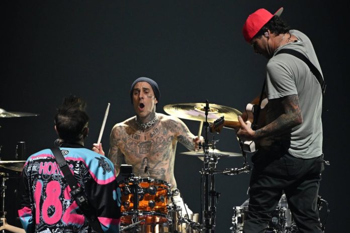 Blink-182: Das neue Album Mark Hoppus, Travis Barker (l.) und Tom DeLonge sind wieder als Blink-182 vereint und veröffentlich im Oktober ein neues Album. / Source: IMAGO/Cover-Images