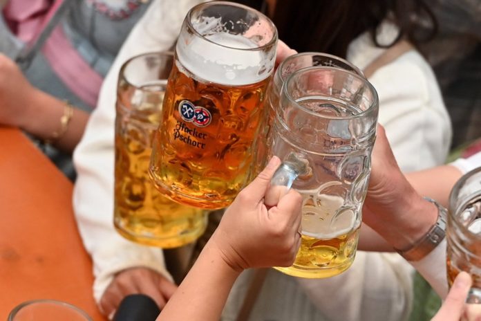 Auf dem Oktoberfest werden jedes Jahr rund sieben Millionen Liter Bier getrunken. / Source: imago/Sven Simon