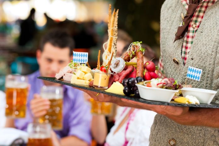 Achtung, Kalorienfalle! So geht gesunde Ernährung auf der Wiesn Brotzeitbrettl und andere Leckereien laden auf dem Oktoberfest zum Schlemmen ein. / Source: Kzenon/Shutterstock.com