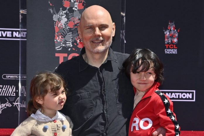Billy Corgan: Sänger von The Smashing Pumpkins hat geheiratet Billy Corgan 2022 mit seinen Kindern Philomena und Augustus. Jetzt ist er mit deren Mutter verheiratet. / Source: imago/UPI Photo