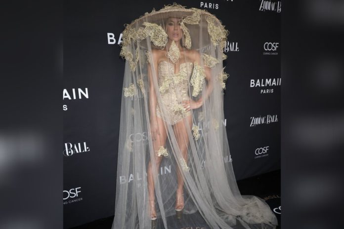 Kate Beckinsale: Surreales Glamour-Outfit beim Zodiac Ball Kate Beckinsale zeigte sich beim Zodiac Ball in Los Angeles ganz in Gold. / Source: imago/Cover-Images