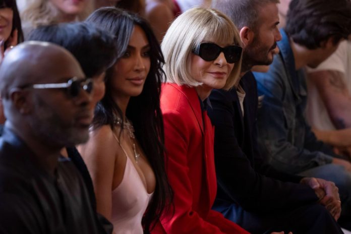 Kim Kardashian und Anna Wintour saßen bei Victoria Beckhams Fashionshow in Paris nebeneinander. / Source: imago images/i Images