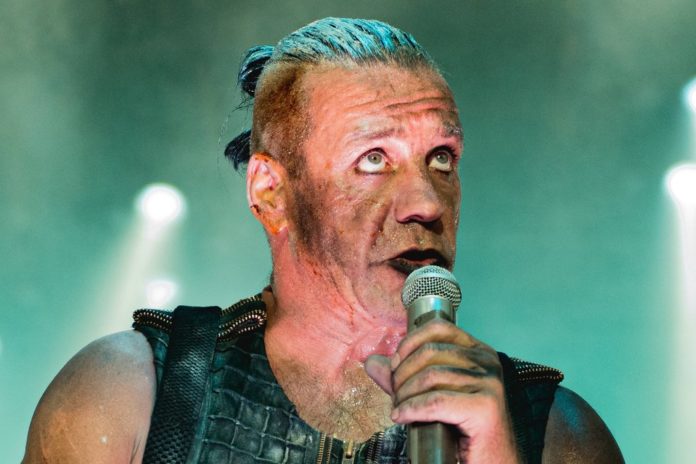 Till Lindemann während eines Auftritts mit Rammstein im Jahr 2017. / Source: imago images/Gonzales Photo