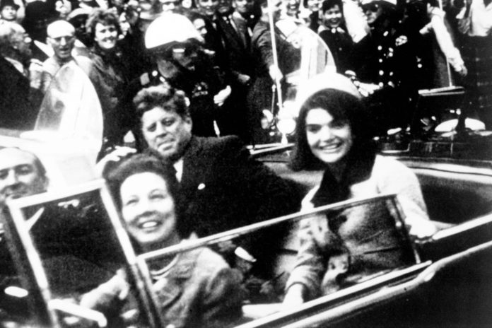 Ein Mann, eine Waffe? Die Verschwörungstheorien rund um den JFK-Mord John F. Kennedy am 22. November 1963 in Dallas. / Source: imago/Everett Collection