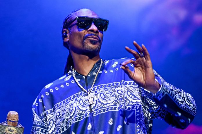 Cleverer PR-Gag: Snoop Dogg konsumiert weiter Marihuana Rapper Snoop Dogg hat erfolgreich die ganze Welt gefoppt. / Source: imago images/Cover-Images