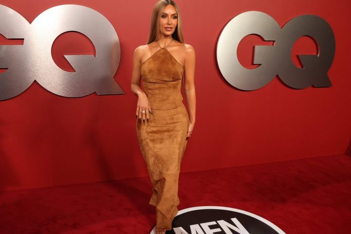 Kim Kardashian trägt ihre Haare passend zum Kleid Kim Kardashian bei der