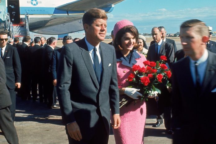 Nach außen führten sie eine Muster-Ehe, doch John F. Kennedy betrog seine Frau Jackie bei jeder sich bietenden Gelegenheit. Das Foto zeigt das Paar bei seiner Ankunft auf dem Flugplatz Love Field, Dallas. Nur wenige Stunden später wurde er ermordet. / Source: IMAGO/Pond5 Images