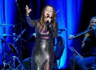 Vicky Leandros stürzt bei Konzert in Hannover von der Bühne