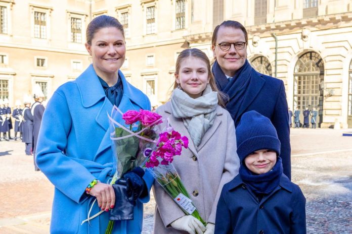Victoria von Schweden mit Ehemann Daniel von Schweden und den Kindern Oscar und Estelle. / Source: imago images/PPE