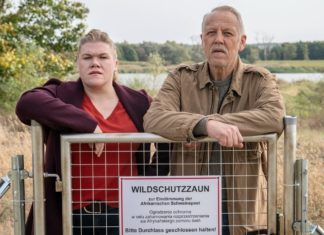 “Polizeiruf 110: Schweine”: Ballerspiele im Sperrgebiet Die Ermittler Alexandra Luschke (Gisa Flake) und Karl Rogov (Frank Leo Schröder) bei ihren Ermittlungen im deutsch-polnischen Seuchen-Sperrgebiet / Source: rbb/Christoph Assmann