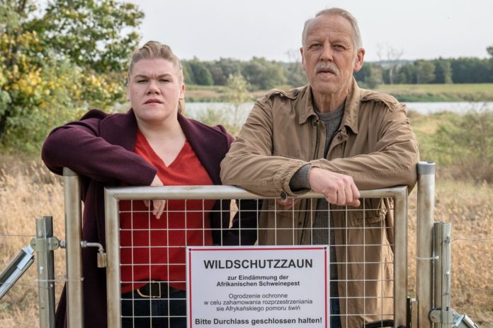 Die Ermittler Alexandra Luschke (Gisa Flake) und Karl Rogov (Frank Leo Schröder) bei ihren Ermittlungen im deutsch-polnischen Seuchen-Sperrgebiet / Source: rbb/Christoph Assmann