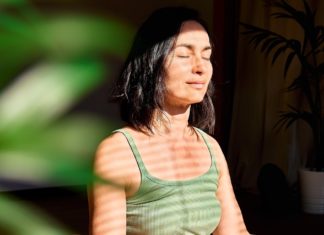 Wellness für die Augen? So funktioniert Eye-Yoga Eye-Yoga lässt sich leicht in den Alltag integrieren: Mit einfachen Übungen den Augen eine wohlverdiente Pause schenken. / Source: Caterina Trimarchi/Shutterstock