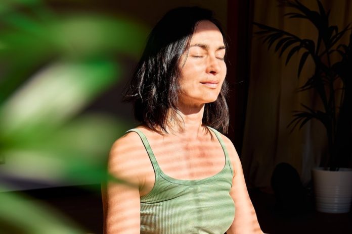Eye-Yoga lässt sich leicht in den Alltag integrieren: Mit einfachen Übungen den Augen eine wohlverdiente Pause schenken. / Source: Caterina Trimarchi/Shutterstock