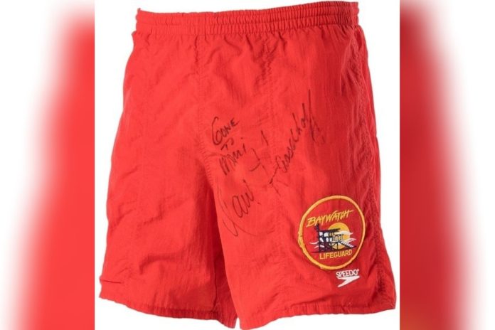 3.000 US-Dollar zahlte das BikiniARTmuseum für Hasselhoffs Badehose samt Signatur. / Source: © HeritageAuctions