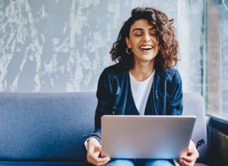 Chatbots und KI: Die besten Alternativen zu ChatGPT Wer das für seine Aufgaben richtige KI-System in Händen hält, hat in der Regel allen Grund zur Freude. / Source: GaudiLab/Shutterstock.com