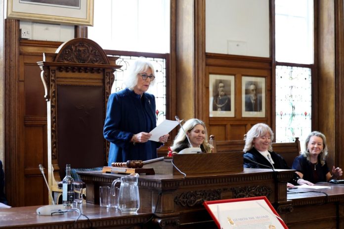 Mit einer schicken Brille hielt Camilla eine Rede im Namen Seiner Majestät des Königs. / Source: getty/[EXTRACTED]: CHRIS JACKSON/POOL/AFP via Getty Images