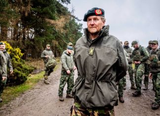 König Willem-Alexander besucht Militär-Training ukrainischer Soldaten Truppen-Besuch bei ukrainischen Soldaten: König Willem-Alexander in Uniform. / Source: imago/ABACAPRESS