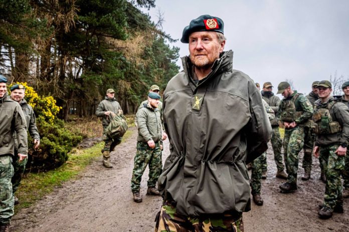 Truppen-Besuch bei ukrainischen Soldaten: König Willem-Alexander in Uniform. / Source: imago/ABACAPRESS