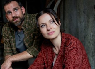 “Mandat für Mai”-Star Julia Hartmann: “Mediation ist immer hilfreich” "Mandat für Mai - Angekommen": Die Berliner Juristin Maria "Mai" Gardner (Julia Hartmann) ist ins Vogtland gezogen. Dort trifft sie unter anderem auf den Förster Urs Bornfeld (Moritz Otto). / Source: ZDF/Steffen Junghans