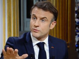 Verschafft sich regelmäßig den Frische-Kick: Emmanuel Macron / Source: imago images/ABACAPRESS