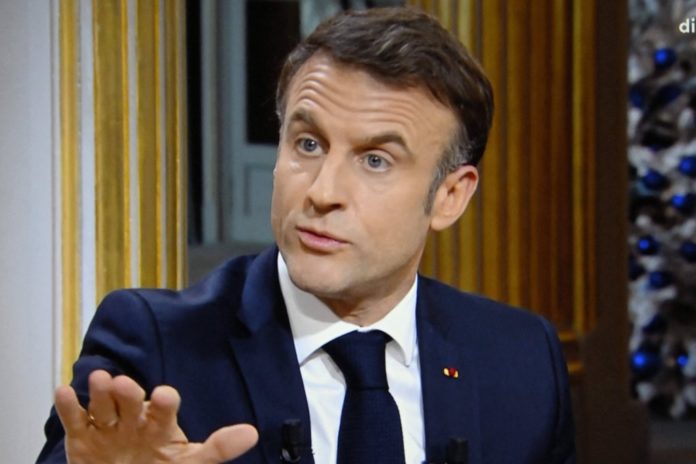 Verschafft sich regelmäßig den Frische-Kick: Emmanuel Macron / Source: imago images/ABACAPRESS