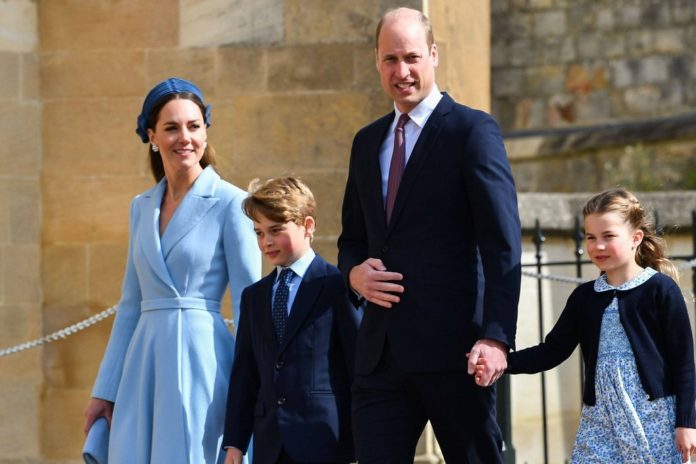 Prinzessin Kate, Prinz William und die Kinder Prinz George und Prinzessin Charlotte beim Besuch des letztjährigen Ostergottesdienstes in der St. George's Chapel. / Source: imago/i Images