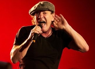 AC/DC rocken die Charts: Wiederveröffentlichung sichert Doppelspitze AC/DC-Sänger Brian Johnson kann sich freuen. / Source: Photography Stock Ruiz/Shutterstock