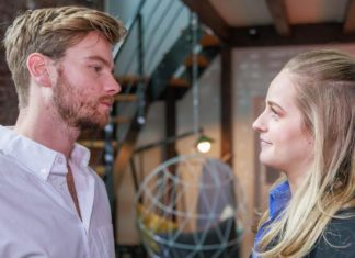 Das passiert heute in den Soaps "Unter uns": Cecilia überrumpelt Valentin, als sie ihn für die Arbeit sitzen lässt. / Source: RTL / Sebastian Meyer