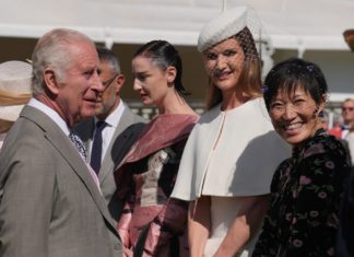 König Charles III. lädt zu stargespickter Gartenparty König Charles und Rosie Huntington-Whiteley (2.v.r.) auf der Gartenparty. / Source: Yui Mok - WPA Pool/Getty Images