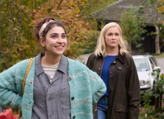 TV-Tipps am Donnerstag "Lena Lorenz: Benita und Muck": Lena Lorenz (Judith Hoersch, r.) ist entsetzt über den Zustand des Hauses, das Benita Schickler (Hannah Gharib) und ihr Freund Muck Stadler erworben haben. / Source: ZDF/Walter Wehner