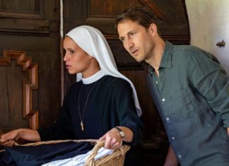 TV-Tipps am Freitag "Da hilft nur beten!": Conrad (David Rott) und Charlotte (Kristin Suckow) lauschen. / Source: ARD Degeto/Thomas Neumeier