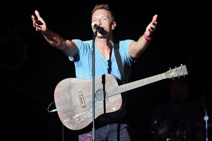 Coldplay-Sänger Chris Martin hat offene Arme für alle. / Source: yakub88/Shutterstock.com