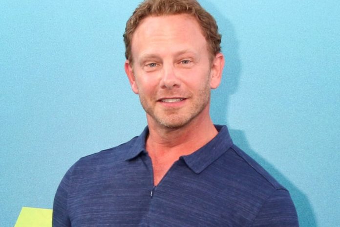 Ian Ziering geriet am Silvestertag 2023 mit einer Gruppe auf Minibikes aneinander. / Source: Kathy Hutchins/Shutterstock.com