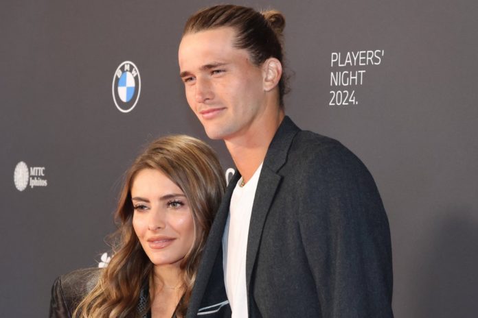 Bei der BMW Players Night in München posierten Sophia Thomalla und Alexander Zverev im April Arm in Arm für die Fotografen. / Source: IMAGO/Lackovic