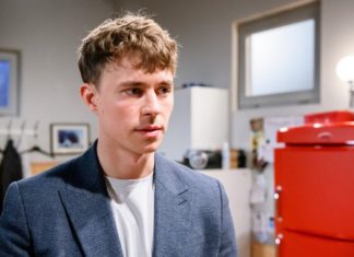 Das passiert heute in den Soaps "Sturm der Liebe": Philipp wird nachdenklich, als Ana klarmacht, wie weh es ihr tut, ihn zu sehen. / Source: ARD/WDR/Christof Arnold