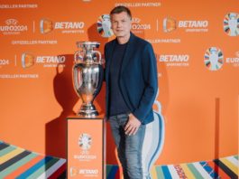 Thomas Helmer mit dem Original-Pokal der Fußball-Europameisterschaft. / Source: Betano