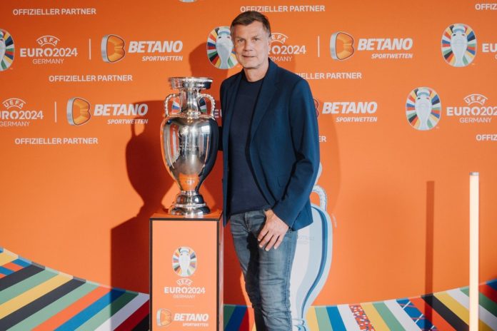 Thomas Helmer mit dem Original-Pokal der Fußball-Europameisterschaft. / Source: Betano