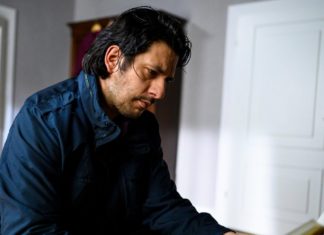 Das passiert heute in den Soaps "Alles was zählt": Maximilian tut sich schwer, das Ende seiner Ehe zu akzeptieren. / Source: RTL / Julia Feldhagen