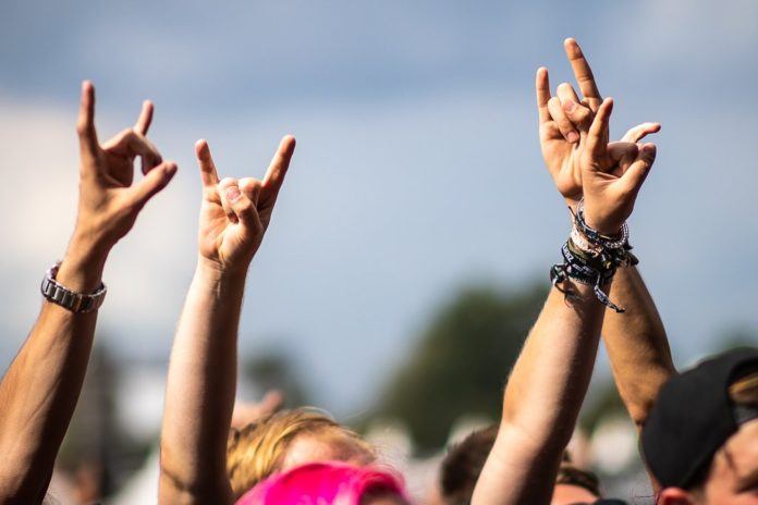 Ob auf Wacken zu Metal rocken oder beim Splash! Festival Hip-Hop-Klängen lauschen: Deutschland hat einige Sparten-Festivals zu bieten. / Source: Action press/Keuenhof Rainer