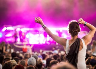 Entspanntes Feiern: Zehn Tipps für kleine Festivals Auch auf kleineren Festivals können Musikfans ausgelassen feiern. / Source: 2017 Matthias K/Shutterstock.com