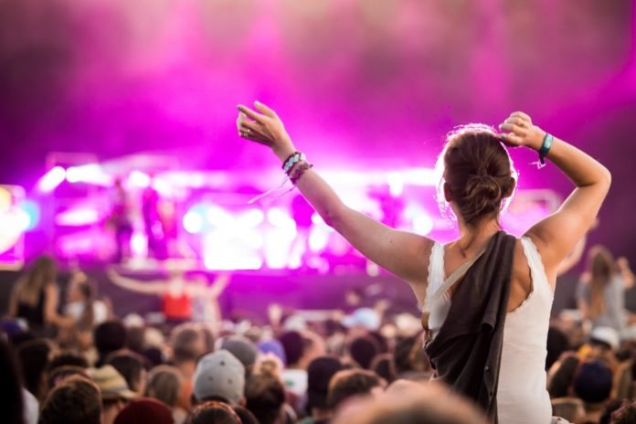 Auch auf kleineren Festivals können Musikfans ausgelassen feiern. / Source: 2017 Matthias K/Shutterstock.com