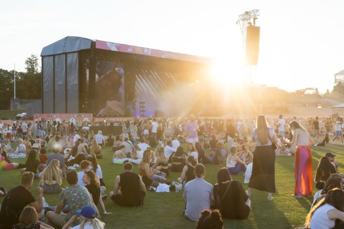 Festivalgänger können sich 2024 wieder auf zahlreiche große Events mit viel musikalischer Abwechslung freuen. / Source: ddp/PIC ONE/Ben Kriemann