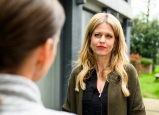 Das passiert heute in den Soaps "Unter uns": Ute (l.) erkennt entsetzt, dass sie in Patrizias Fadenkreuz geraten ist. / Source: RTL / Julia Feldhagen