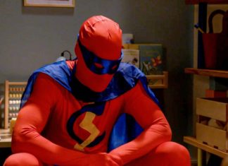 Das passiert heute in den Soaps "Rote Rosen": Jorik verkleidet sich noch einmal als "Mr. Chaotic", um seine Tochter zum Aufräumen zu motivieren. / Source: NDR