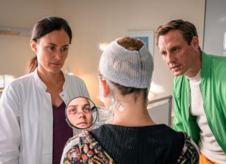 TV-Tipps am Sonntag "Dr. Nice: Gebrochene Herzen": Dr. Neiss (Patrick Kalupa, r.) ist begeistert vom Ergebnis der Operation an Mimis (Lea Freund, m.) Nase, die er mit der Hilfe von Dr. Birol (Idil Üner, l.) wieder hergestellt hat. / Source: ZDF/Stephan Rabold