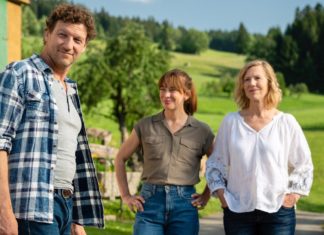 TV-Tipps am Freitag "Daheim in den Bergen: Schulter an Schulter": Georg (Thomas Unger, l.), Marie (Catherine Bode, M.) und Helga (Petra Zieser) packen es gemeinsam an. / Source: ARD Degeto/Arvid Uhlig