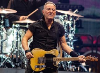 Stimmprobleme: Bruce Springsteen muss eine Pause einlegen Bruce Springsteen auf der Bühne. / Source: imago/ANP