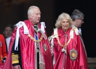 König Charles: Demonstrativ gute Laune bei Gottesdienst König Charles und Gemahlin Camilla beim Besuch der St. Paul's Cathedral in London / Source: Stephen Lock / i-Images / Polaris/ddp