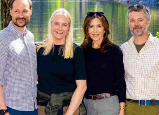 Königin Mary und Mette-Marit: Malerische Wandertour in Nationalpark Kronprinz Haakon von Norwegen und Ehefrau Mette-Marit neben Königin Mary und König Frederik von Dänemark auf ihrem Ausflug im Nationalpark Østmarka (v.l.n.r.). / Source: ddp/DPPA/Mischa Schoemaker